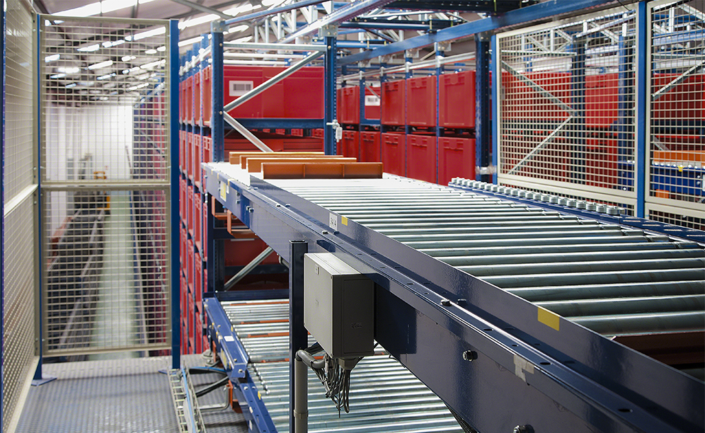 The upper 5 m high double conveyor circuit is connected with the replenishment area