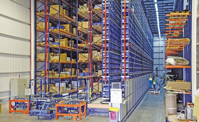 Mecalux has designed a solution that combines an automated warehouse for boxes and pallets and a warehouse with cantilever racking