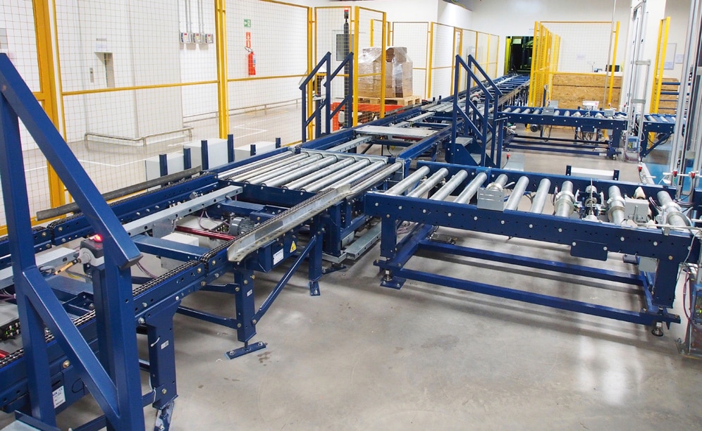 Incoming palletised goods from production are carried by means of the main conveyor circuit Incoming palletised goods from production are carried by means of the main conveyor circuit