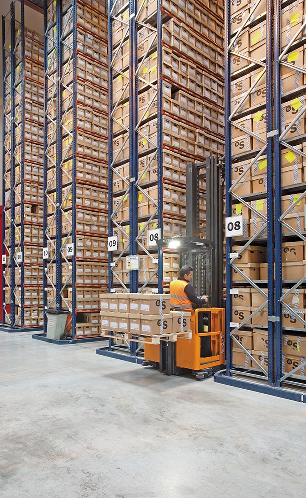 The order picking machines, which run through the aisles guided by side profiles, have a cabin where the operator works and front facing forks that carry the pallets The order picking machines, which run through the aisles guided by side profiles, have a cabin where the operator works and front facing forks that carry the pallets