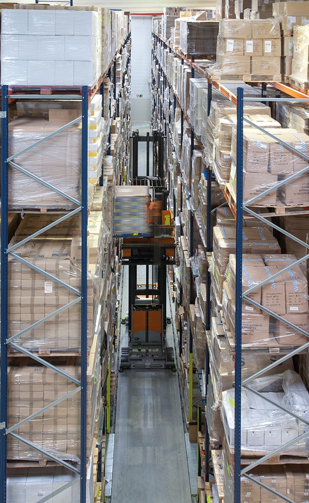 The boxes that arrive at the centre are not on pallets, they are placed on a pallet that the operator takes to the aisle and the corresponding location using the order picker The boxes that arrive at the centre are not on pallets, they are placed on a pallet that the operator takes to the aisle and the corresponding location using the order picker