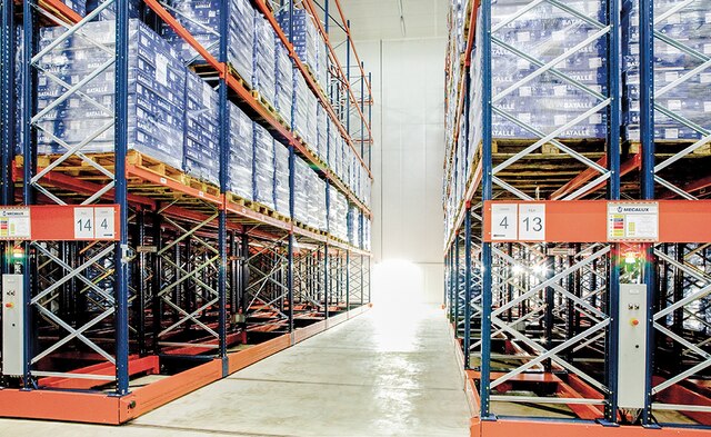 This system maximises the available surface area, obtaining a storage capacity of more than 3,900 pallets