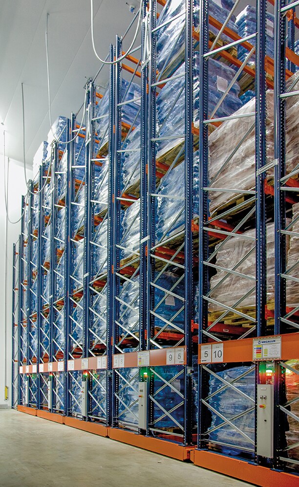 Movirack mobile racks are suitable for frozen storage installations since the energy consumption per stored pallet is much lower due to the optimised volume of the chamber