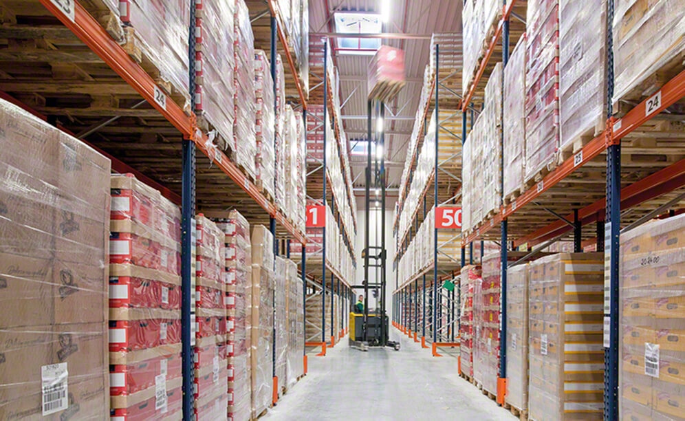 To handle the palletised merchandise on the upper levels, the operators use reach trucks To handle the palletised merchandise on the upper levels, the operators use reach trucks