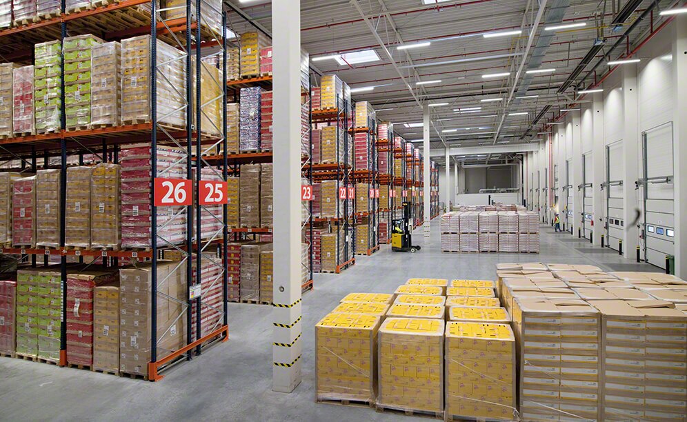 The reception and dispatch of the merchandise take place in a space enabled between the loading docks and the pallet racks The reception and dispatch of the merchandise take place in a space enabled between the loading docks and the pallet racks