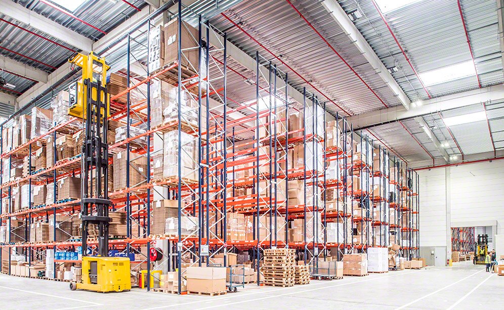 Pallet racks with picking levels facilitate the just-in-time production method of the chief French lamp manufacturer Pallet racks with picking levels facilitate the just-in-time production method of the chief French lamp manufacturer