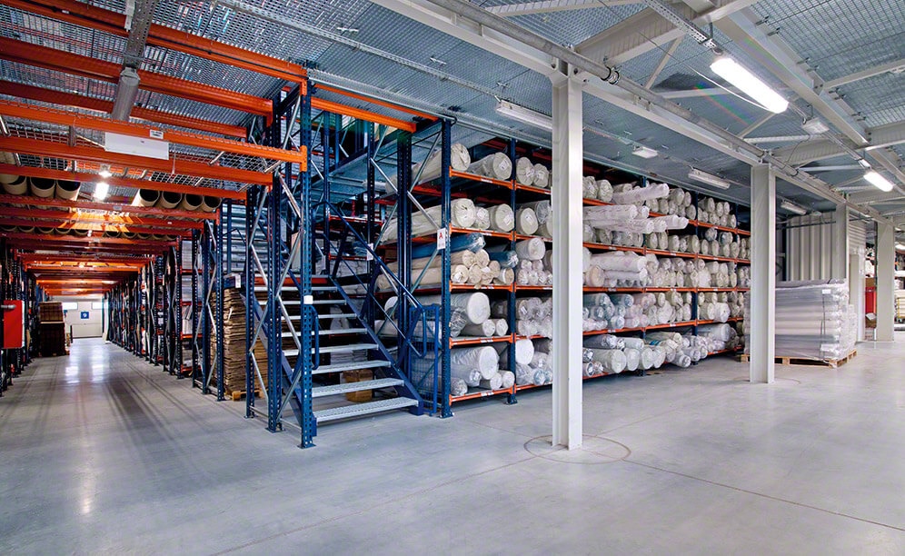 Picking storage with walkways and cantilever racks optimally organise the textile products of the Polish manufacturer Eurofirany Picking storage with walkways and cantilever racks optimally organise the textile products of the Polish manufacturer Eurofirany