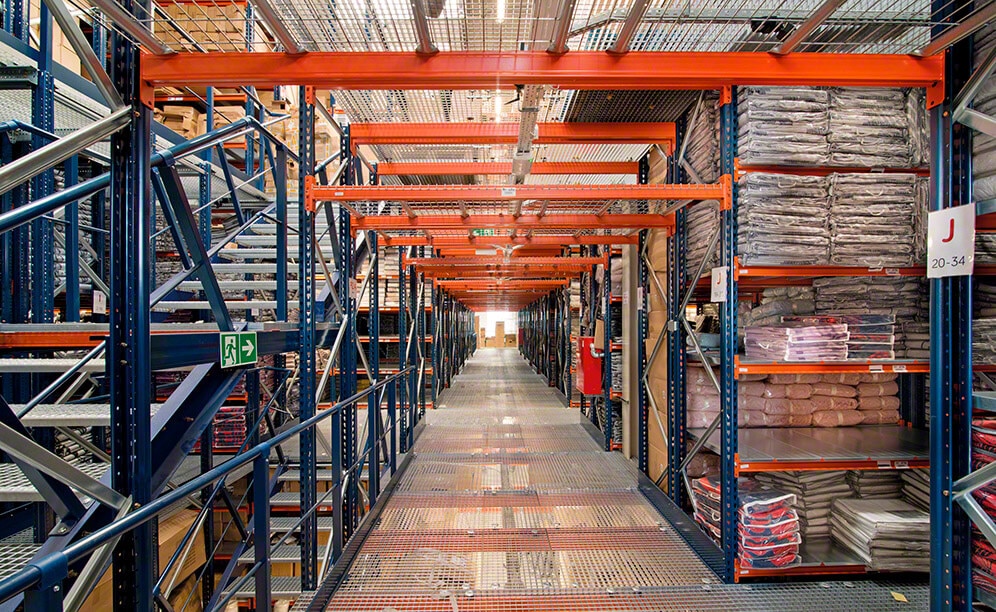 Mecalux installed 9.5 m, three floor high racks that support walkways —otherwise known as raised aisles Mecalux installed 9.5 m, three floor high racks that support walkways —otherwise known as raised aisles