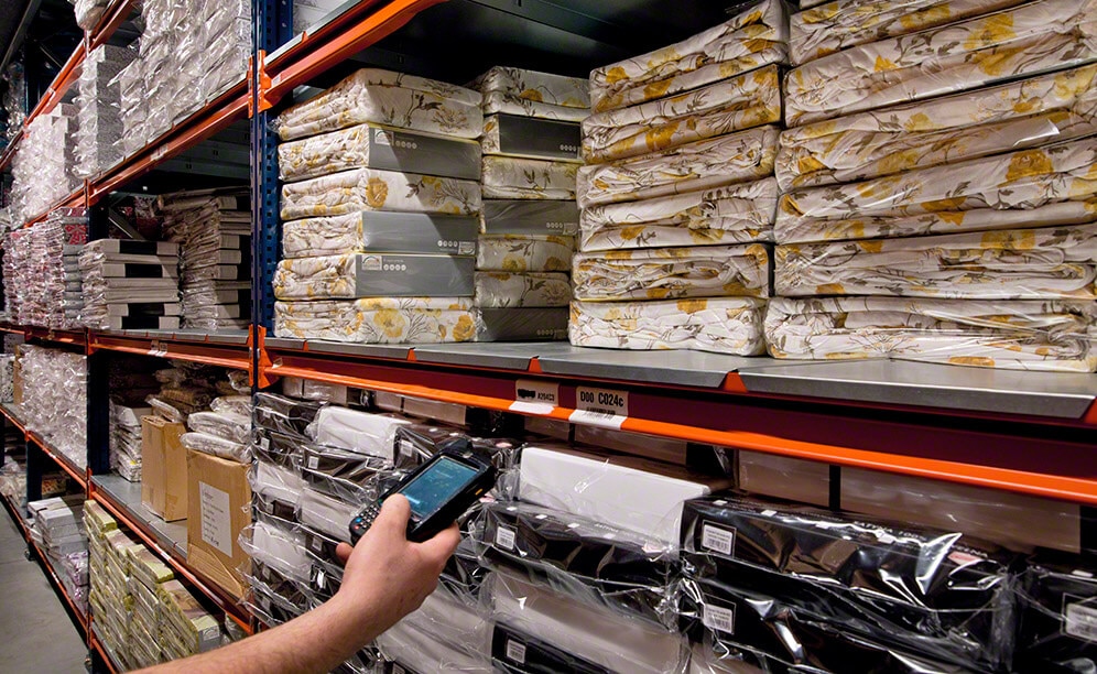 The operators, assisted by RF devices, move to the locations instructed by the warehouse management system, once there they collect the articles The operators, assisted by RF devices, move to the locations instructed by the warehouse management system, once there they collect the articles