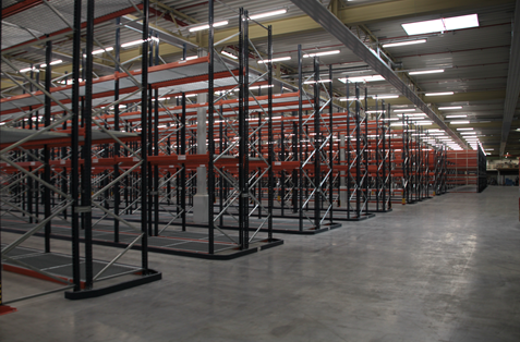 Pallet racks with narrow aisles: high capacity and versatility