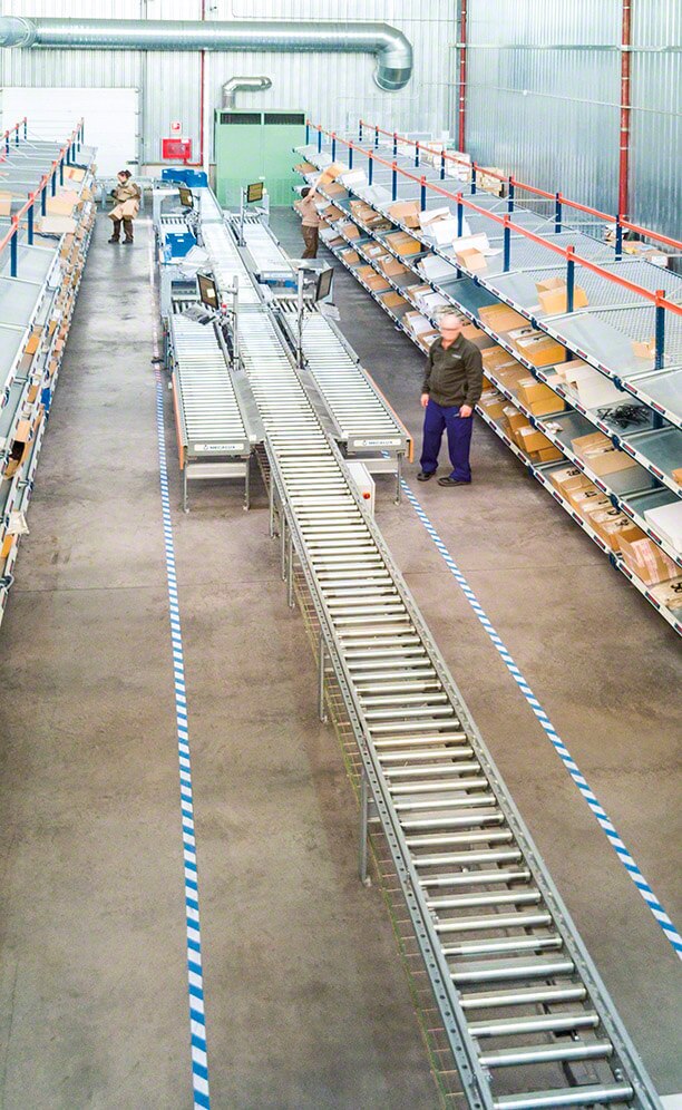 In all, six picking stations line the conveyor’s length