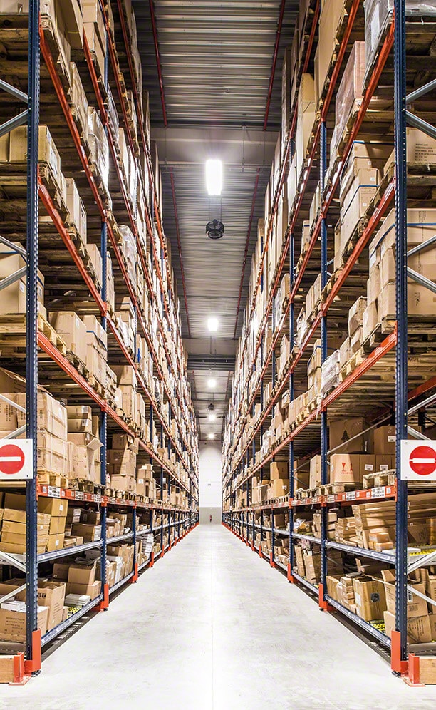 In the other warehouse sector, picking is done on the three lowest racking levels, set up with live channels In the other warehouse sector, picking is done on the three lowest racking levels, set up with live channels