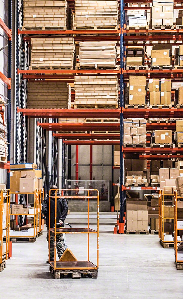 Operators collect items and deposit them on a platform with three shelves (each one corresponds to a single order) Operators collect items and deposit them on a platform with three shelves (each one corresponds to a single order)