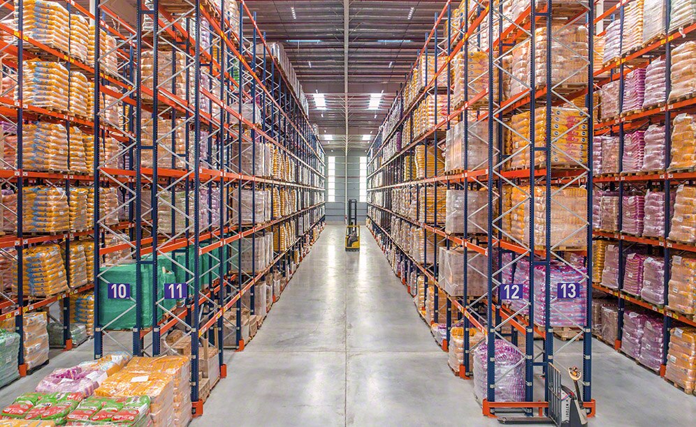 Mecalux has equipped the two warehouses with 11.5 m high, 83 m long pallet racks Mecalux has equipped the two warehouses with 11.5 m high, 83 m long pallet racks