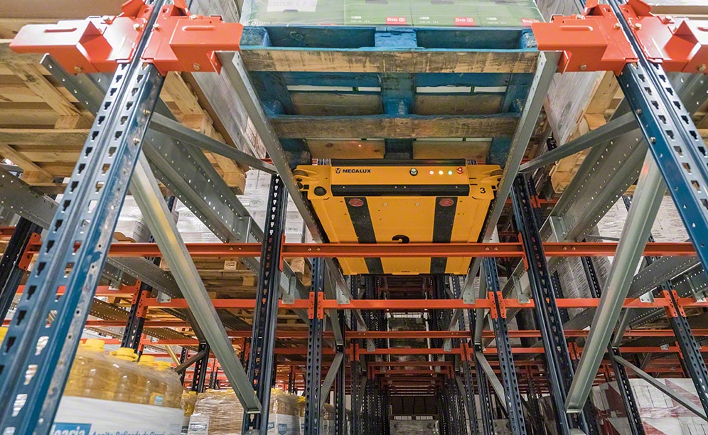 Pallet Shuttle running inside the racking channels Pallet Shuttle running inside the racking channels