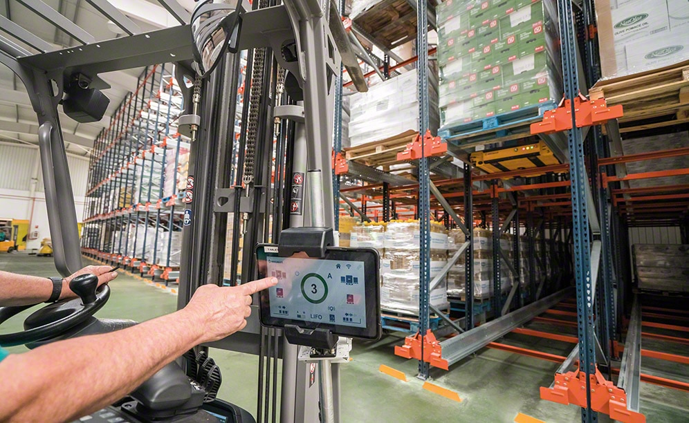 A Wi-Fi connected control tablet to send orders to the Pallet Shuttle A Wi-Fi connected control tablet to send orders to the Pallet Shuttle