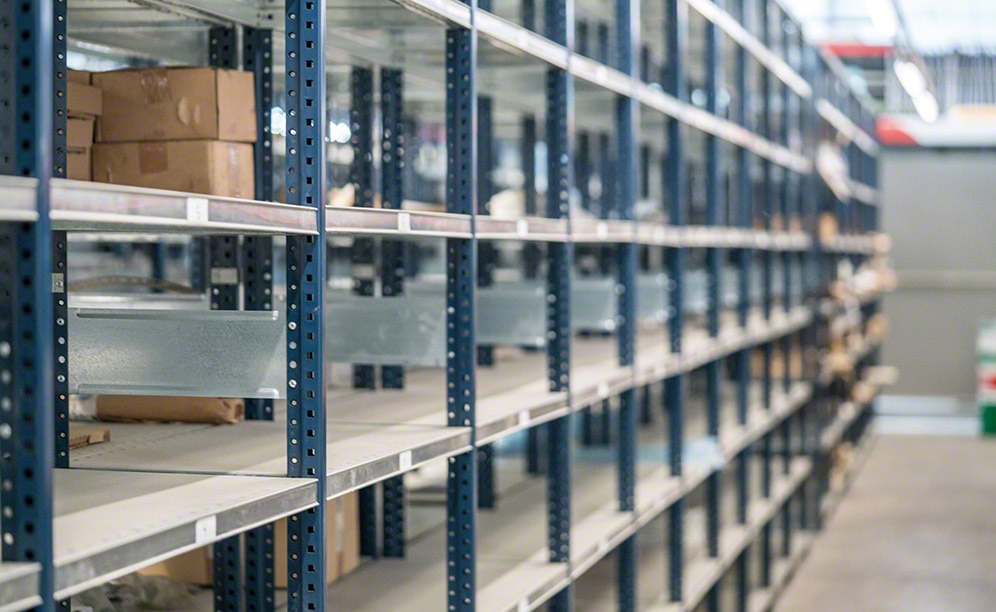 Shelving for picking with direct access to the spare parts Shelving for picking with direct access to the spare parts