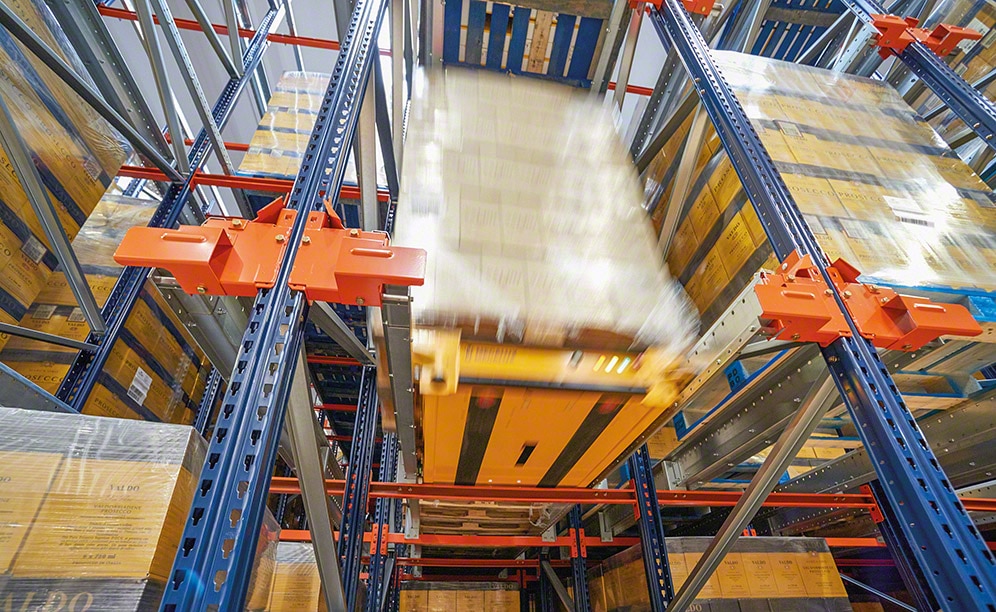 Semi-automatic Pallet Shuttle in warehouse of  logistics provider Logistic Net Semi-automatic Pallet Shuttle in warehouse of  logistics provider Logistic Net
