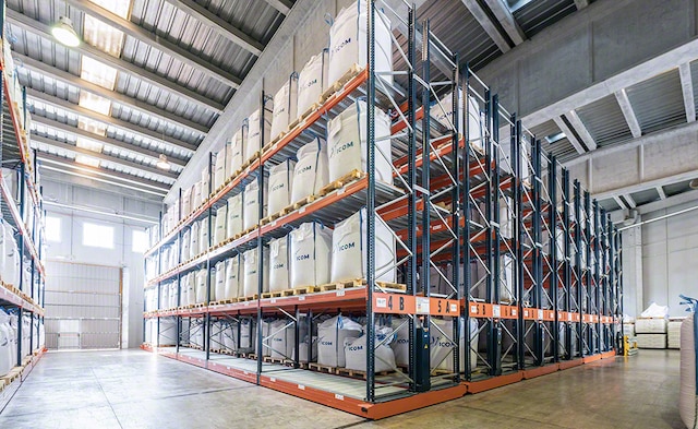 Movirack mobile racking: a solutions to store plastic in big bags Movirack mobile racking: a solutions to store plastic in big bags