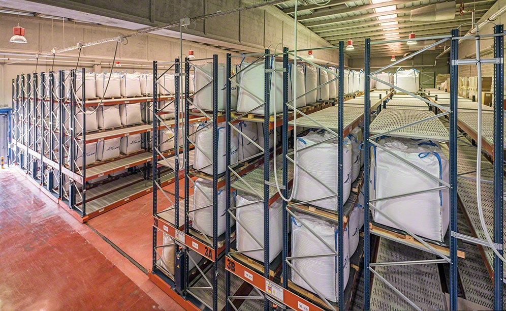 Storage of plastic, rubber, latex and resin in big bags on pallets Storage of plastic, rubber, latex and resin in big bags on pallets