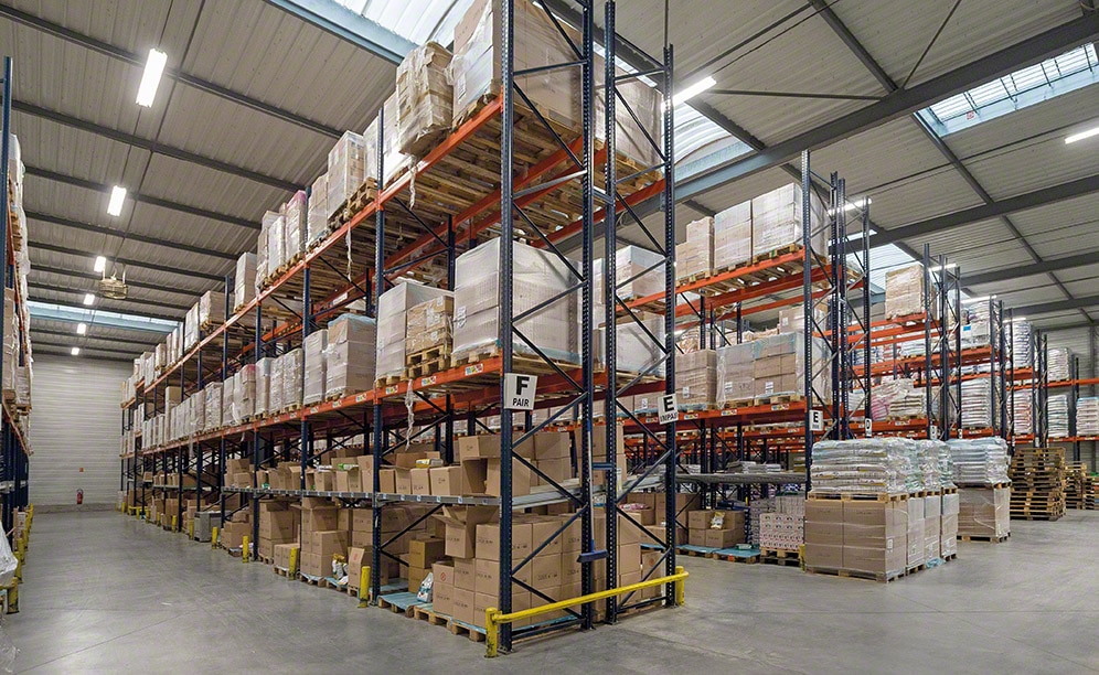 Pallet racks with three-level high storage Pallet racks with three-level high storage