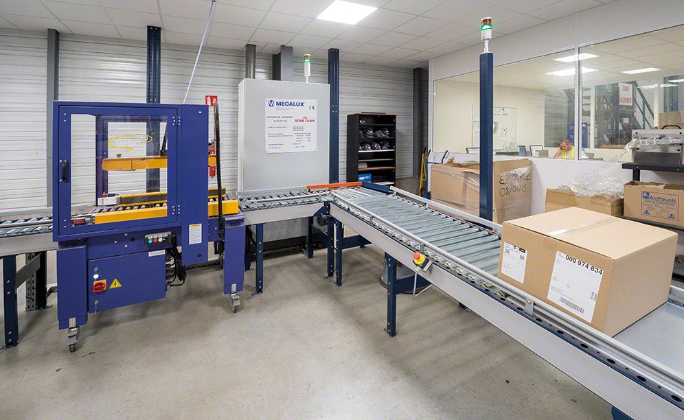 Set of automatic conveyor units arranged in an L shape Set of automatic conveyor units arranged in an L shape