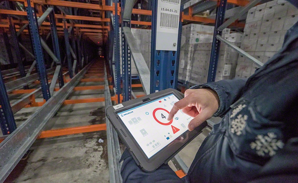 Wi-Fi connected tablets send orders to the Pallet Shuttles Wi-Fi connected tablets send orders to the Pallet Shuttles
