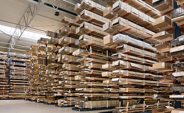 The aluminium profile warehouse of Aluprof with cantilever racks