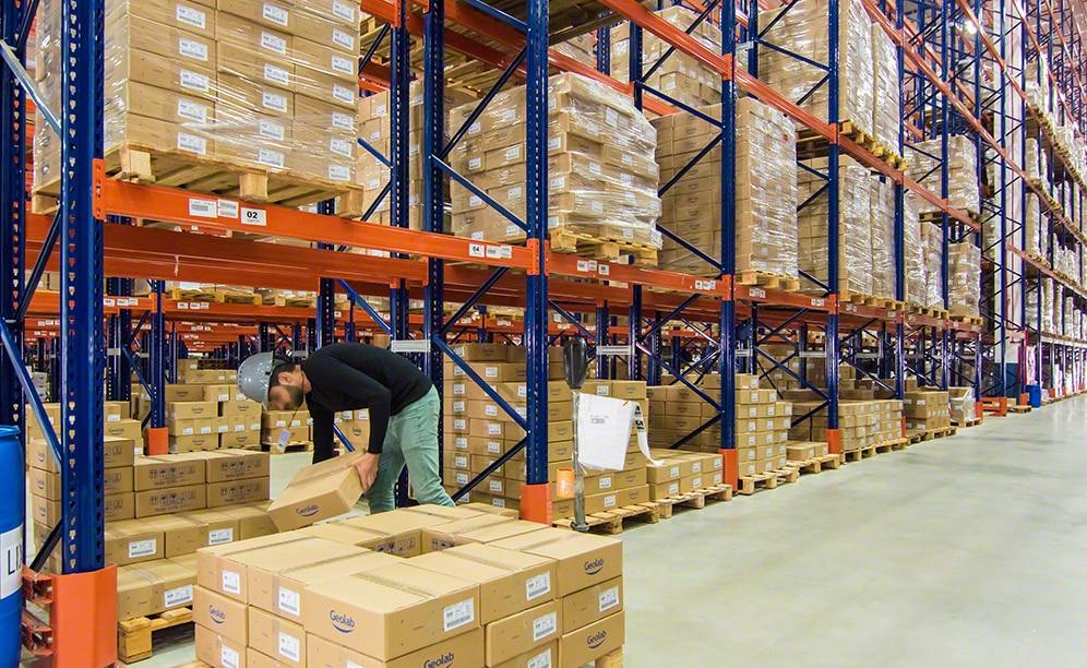 Full box picking directly off pallets Full box picking directly off pallets