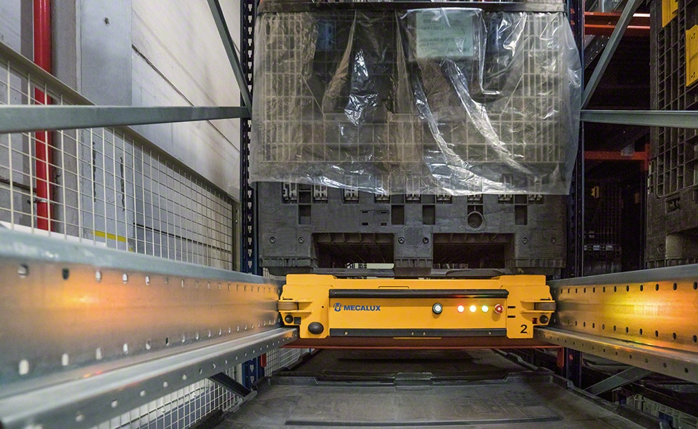 The Pallet Shuttle runs inside the channel autonomously The Pallet Shuttle runs inside the channel autonomously