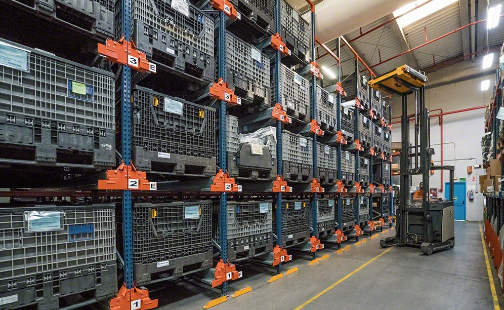 The racks of SaarGummi Ibérica can house up to 520 pallets The racks of SaarGummi Ibérica can house up to 520 pallets