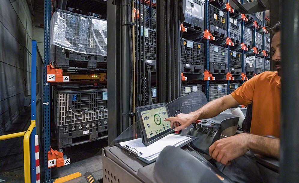 Operators give orders to the Pallet Shuttle using a tablet Operators give orders to the Pallet Shuttle using a tablet