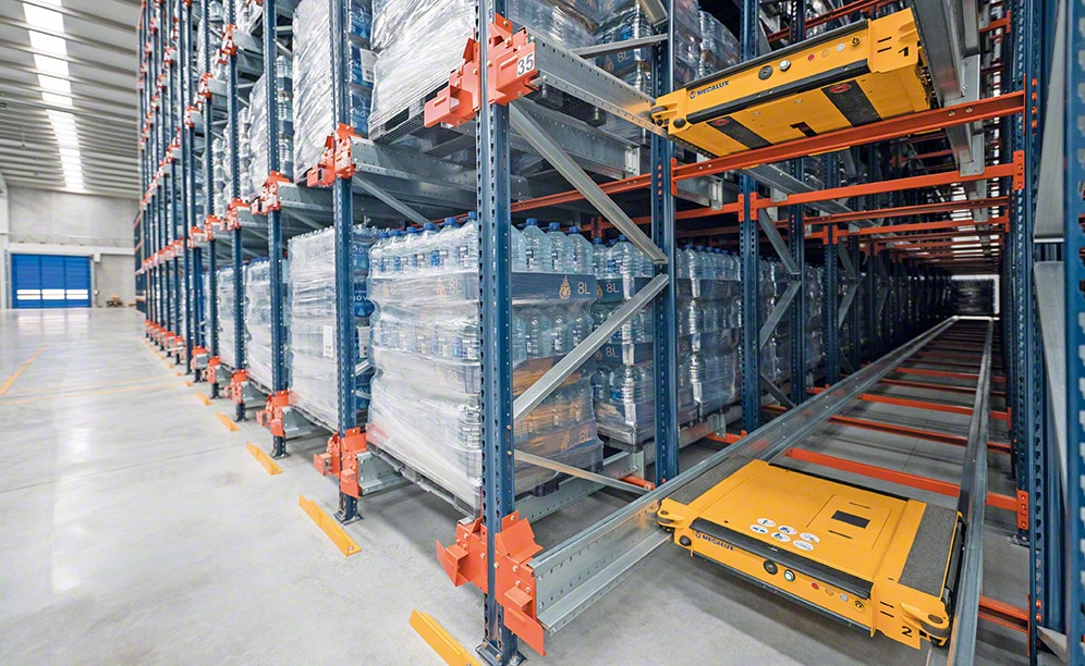 Pallet Shuttle running inside a storage channel Pallet Shuttle running inside a storage channel