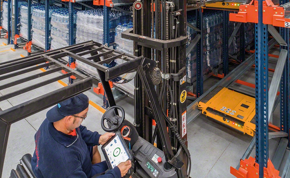 Operator placing the automatic shuttle inside the storage channel Operator placing the automatic shuttle inside the storage channel