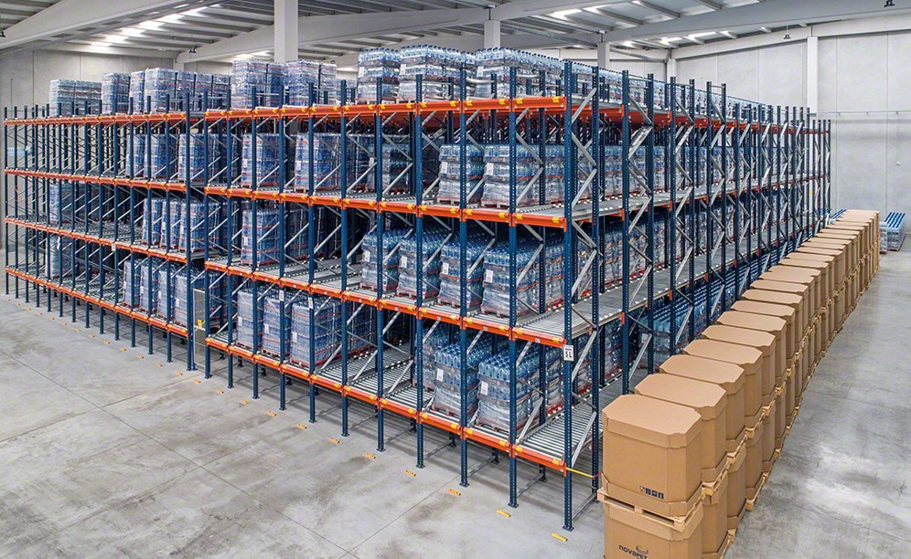 Live racking in the bottling plant of Manantiales del Portell Live racking in the bottling plant of Manantiales del Portell