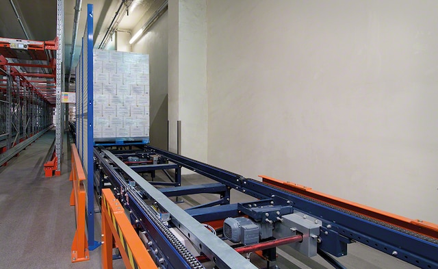 A conveyor that connects the Nutricia production centre to dispatches A conveyor that connects the Nutricia production centre to dispatches