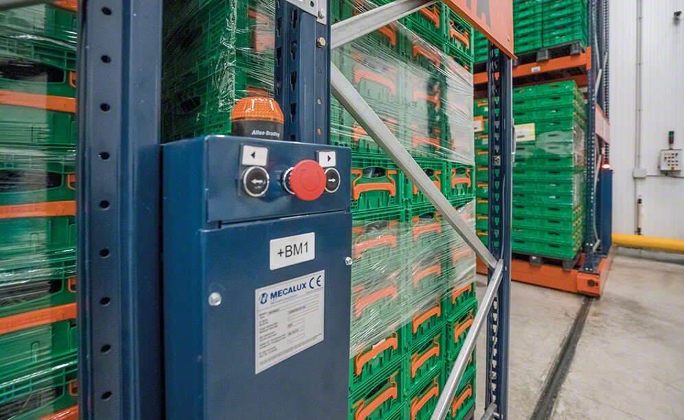 The compact racks reduce power consumption thanks to the cold air distribution The compact racks reduce power consumption thanks to the cold air distribution