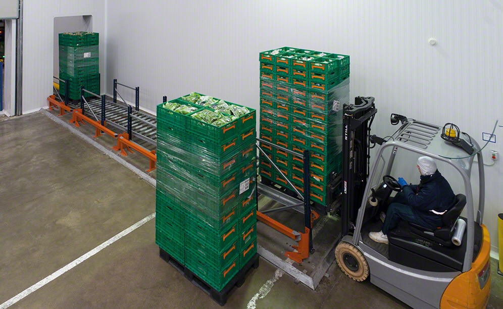 Reach truck to set pallet in assigned locations Reach truck to set pallet in assigned locations