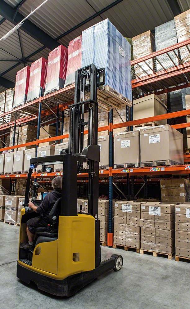 The pallet racks are 8 m high The pallet racks are 8 m high