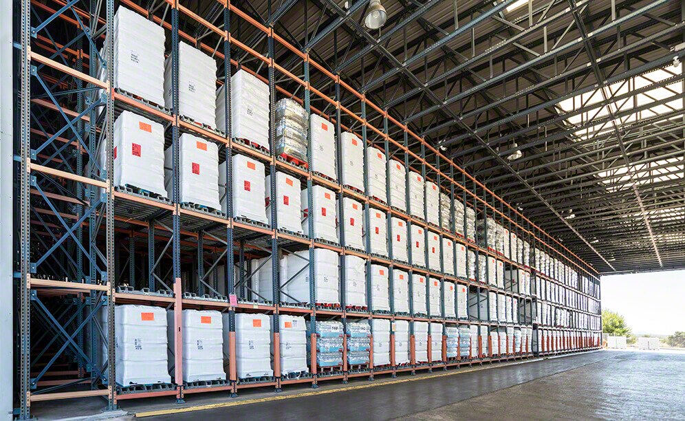 Live pallet racking ensures alcohol-free beverage rotation Live pallet racking ensures alcohol-free beverage rotation