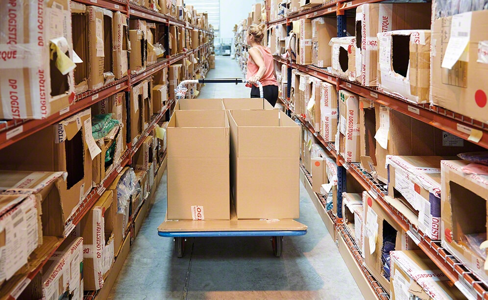 Picking shelves with direct access that speed up order fulfilment Picking shelves with direct access that speed up order fulfilment