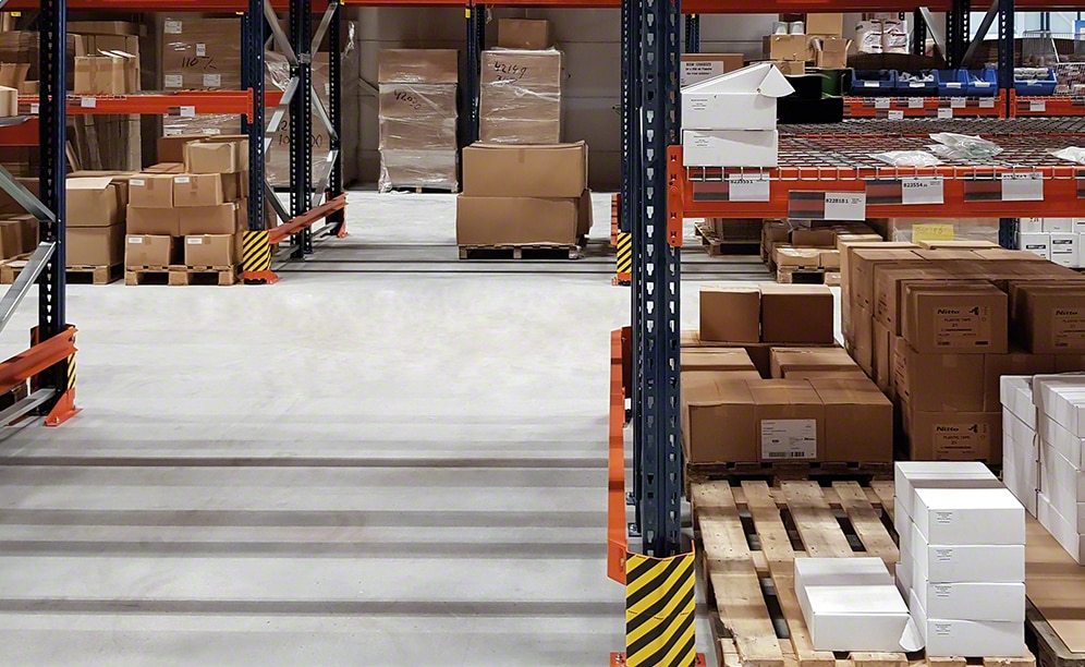 Picking is done directly off the pallets on lower levels Picking is done directly off the pallets on lower levels