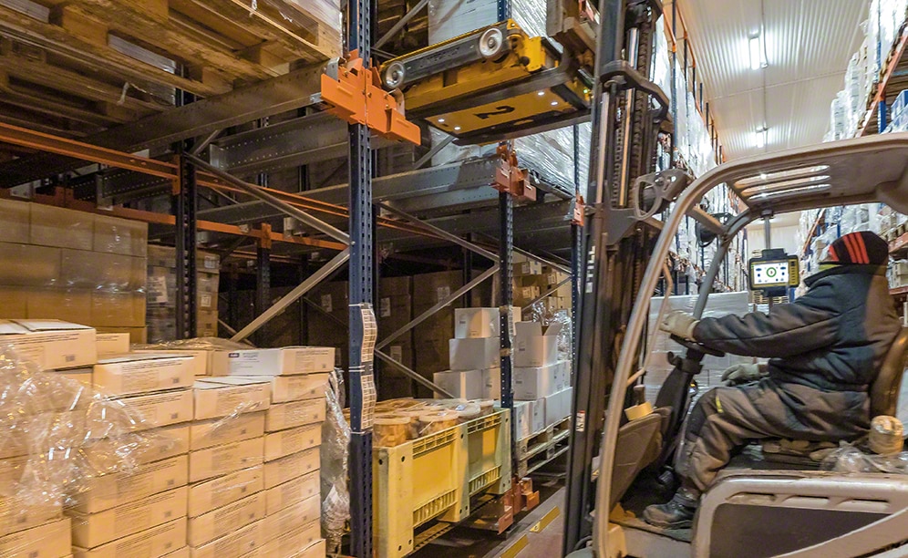 Pallet Shuttle inserts and removes pallets with frozen ready-made meals Pallet Shuttle inserts and removes pallets with frozen ready-made meals