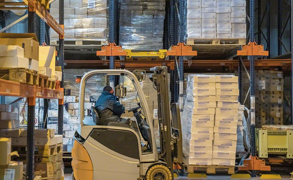 The racks make full use of the whole frozen storage installation The racks make full use of the whole frozen storage installation