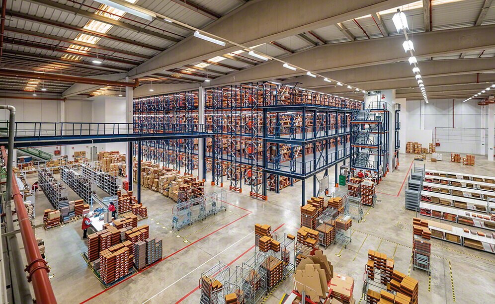 The shelves use the full height of the Pikolinos warehouse The shelves use the full height of the Pikolinos warehouse