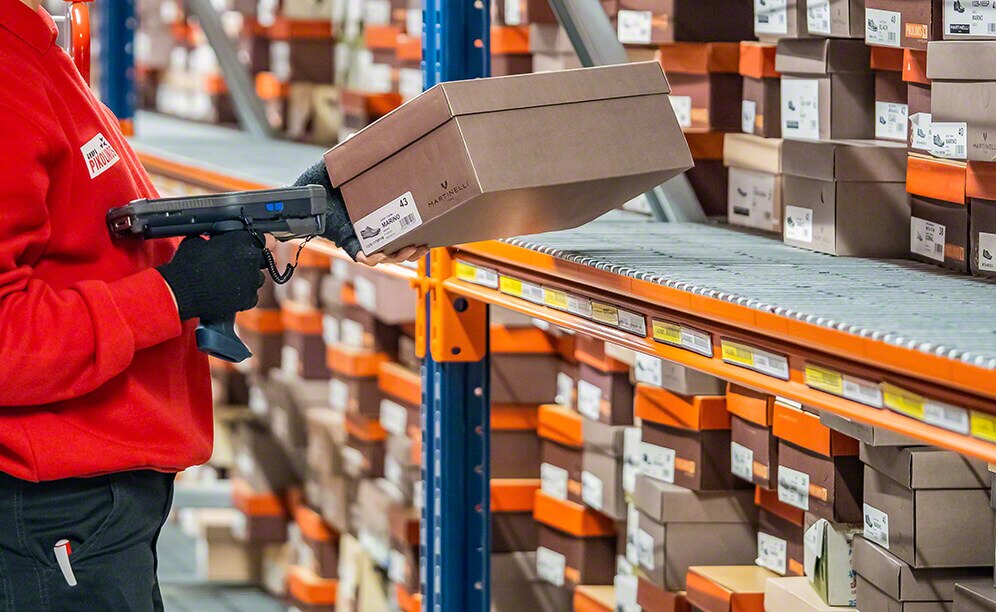 Direct access is ideal for preparing e-commerce orders for shoes Direct access is ideal for preparing e-commerce orders for shoes