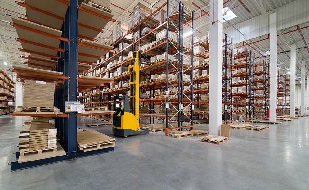 MYCS operators pick directly from pallet racks MYCS operators pick directly from pallet racks