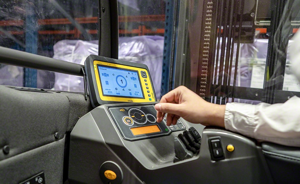 Operators use a tablet to give orders to the automatic shuttles Operators use a tablet to give orders to the automatic shuttles