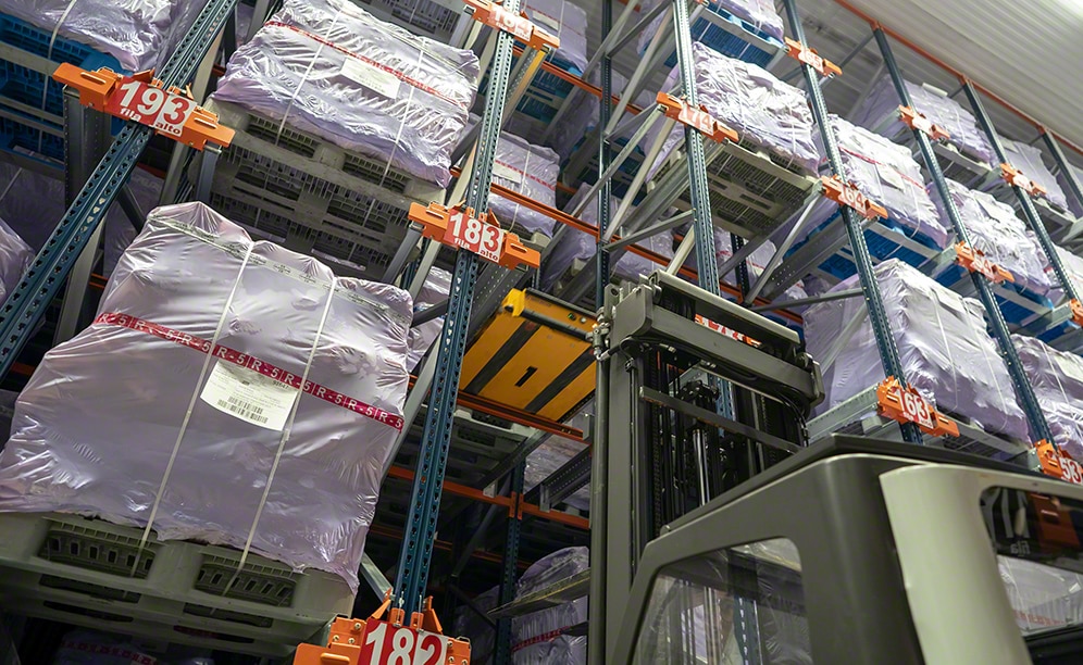 The cold is distributed over a larger number of pallets with meat products The cold is distributed over a larger number of pallets with meat products