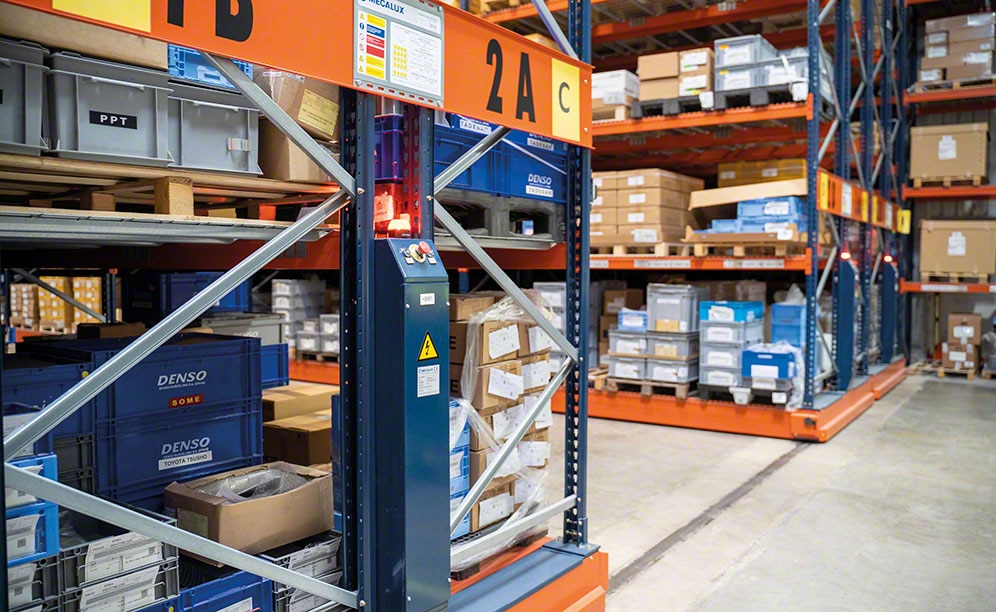 Mobile pallet racks that move autonomously on rails Mobile pallet racks that move autonomously on rails